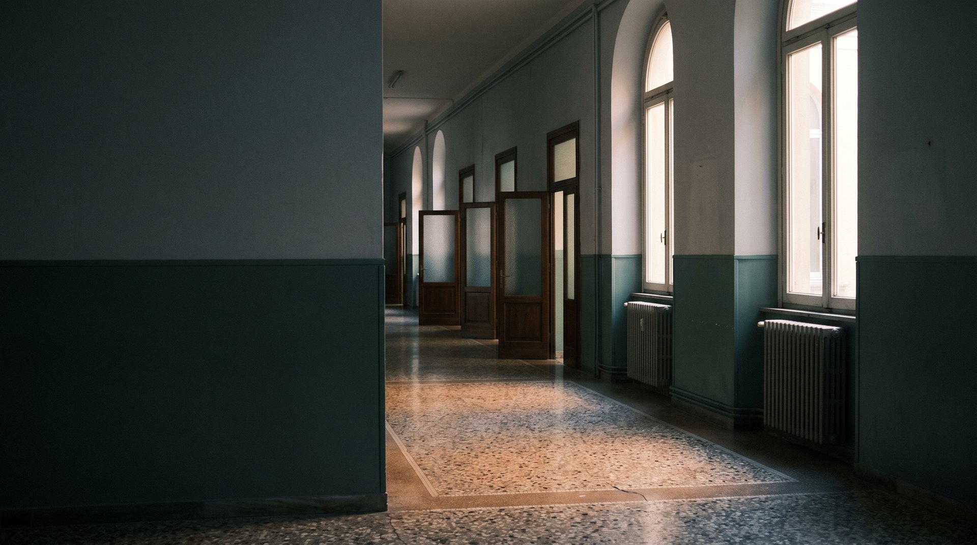 Corridoio di un edificio pubblico storico, con radiatori sotto le finestre